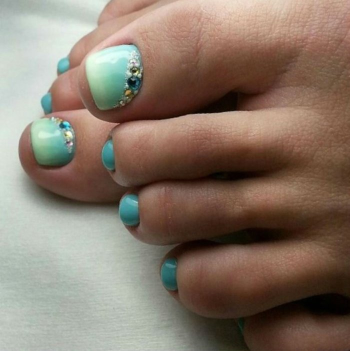 Бирюзовый педикюр