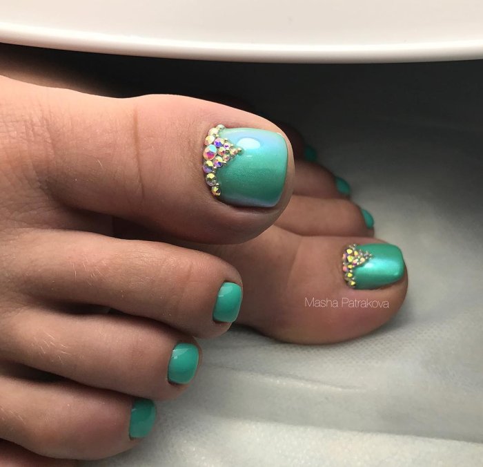 Голубой педикюр