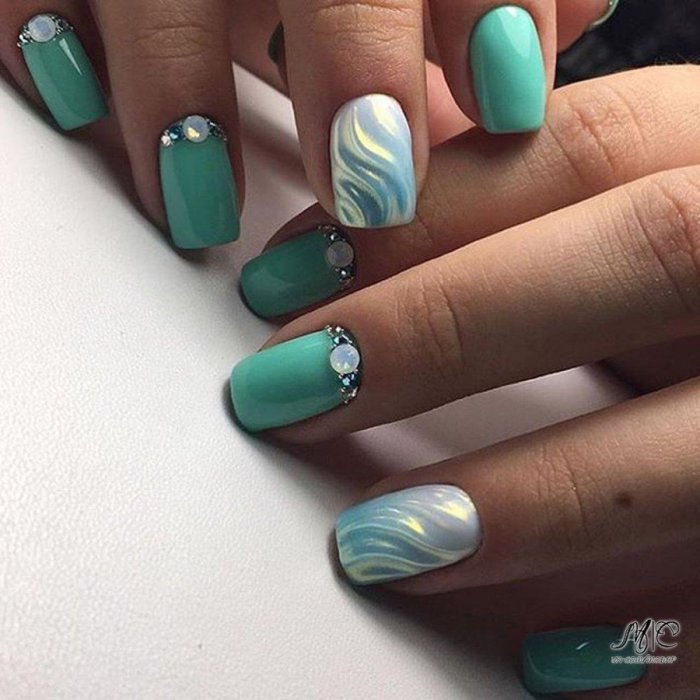 Летний маникюр голубого цвета