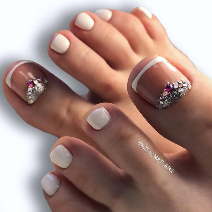 Синий педикюр