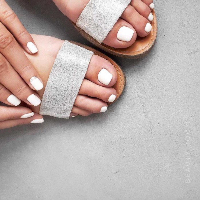 Маникюр и педикюр в одном стиле летний