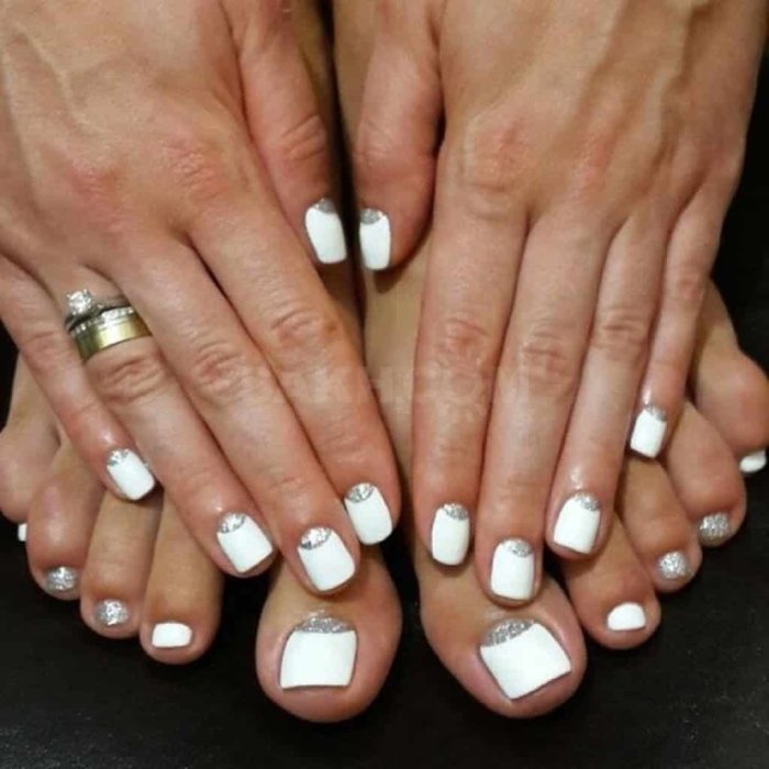 Педикюр френч белый