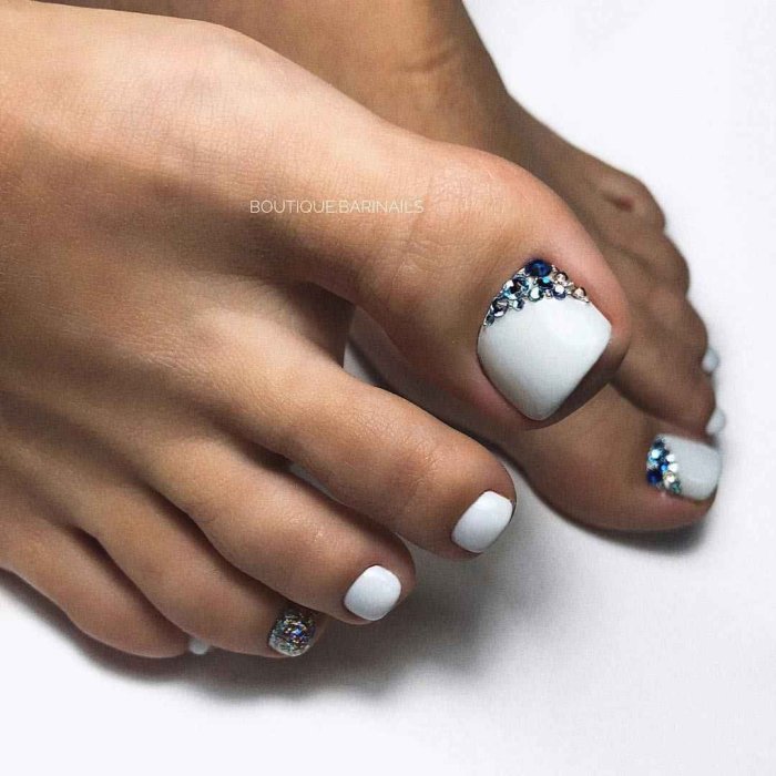 Педикюр голубой с белым