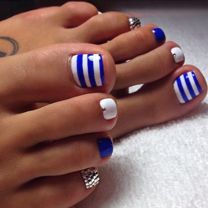 Педикюр с блестками