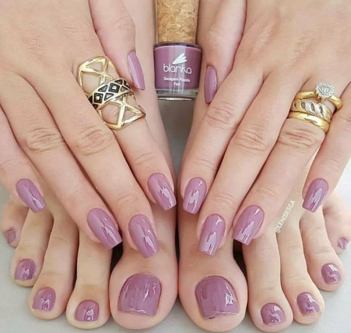 Яркий педикюр