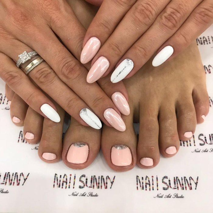 Педикюр розовый