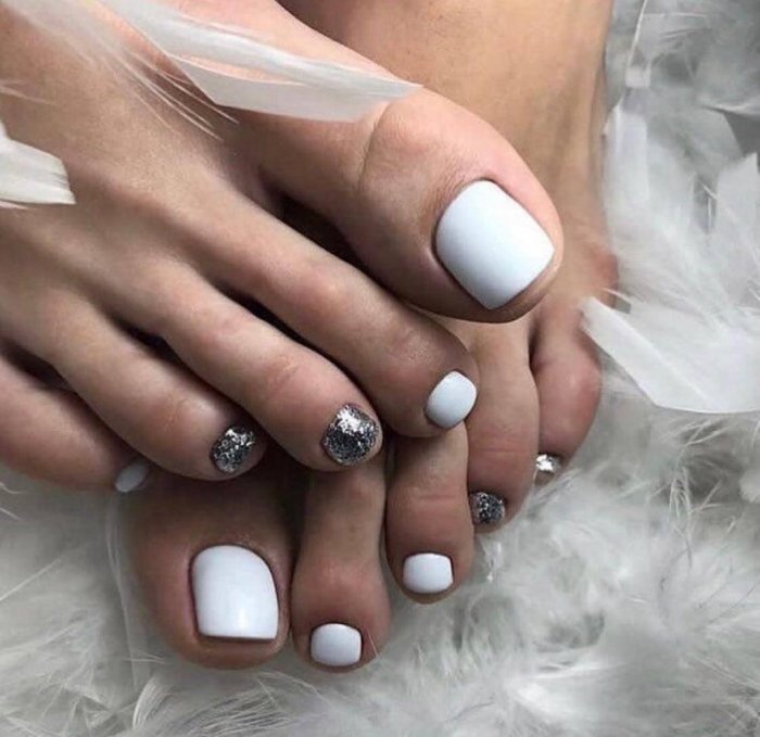 Педикюр в пастельных тонах