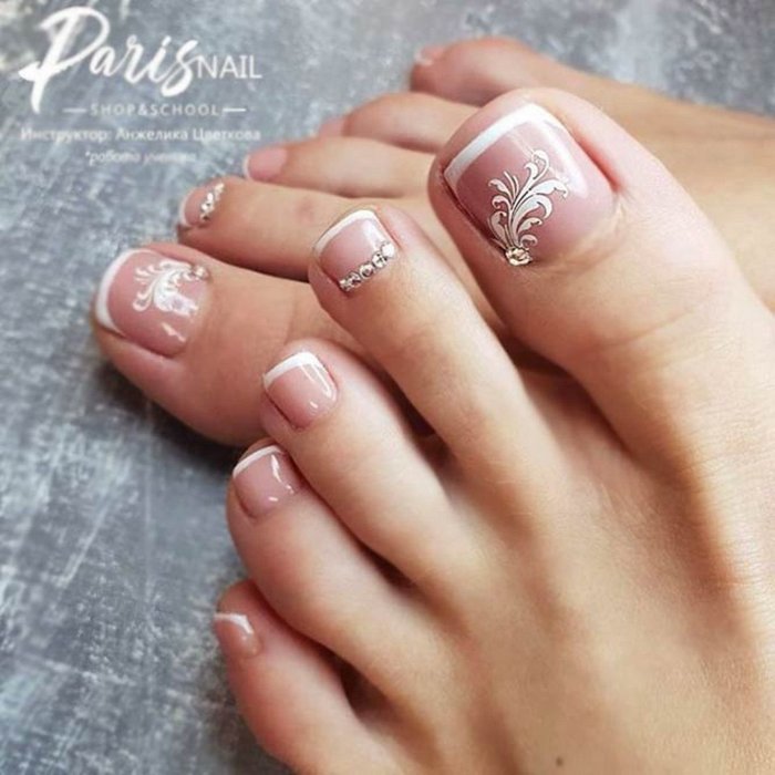 Педикюр на загорелых ногах