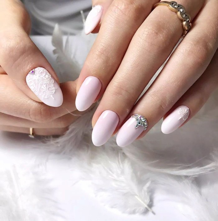 Белый педикюр