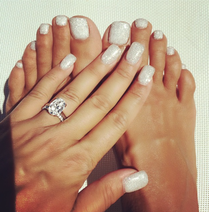 Летний педикюр розовый