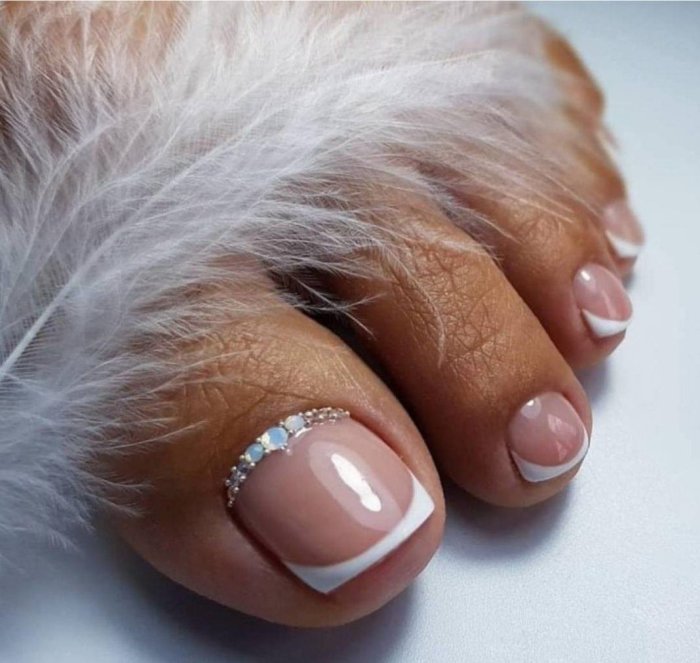 Педикюр с камушками