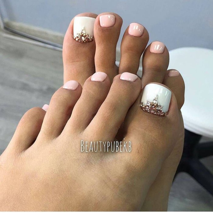 Педикюр белый с блестками