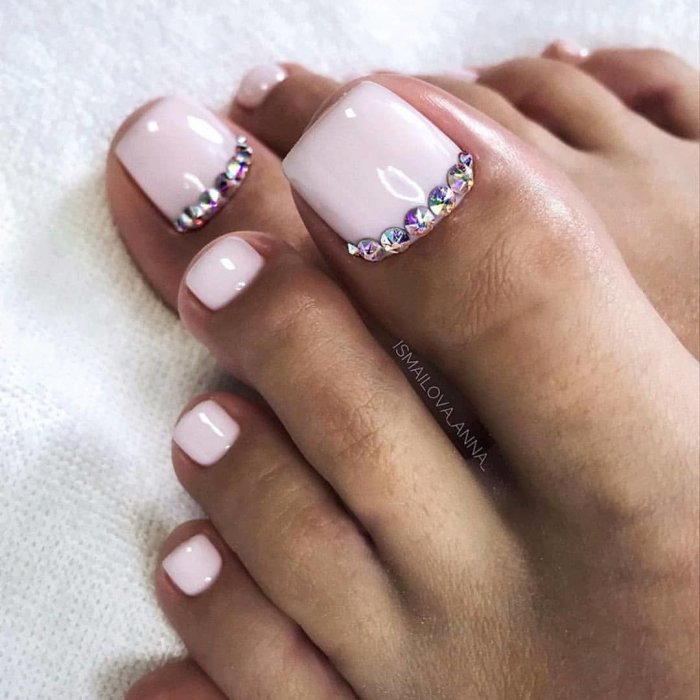 Педикюр френч