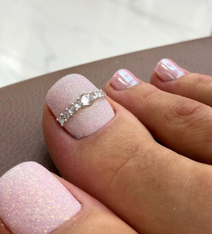 Педикюр розовый с блестками