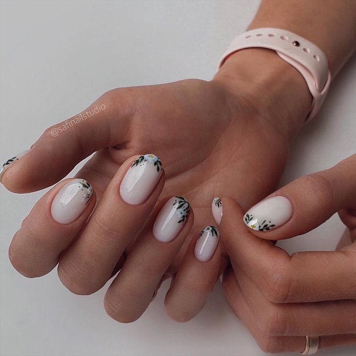 Молочный маникюр
