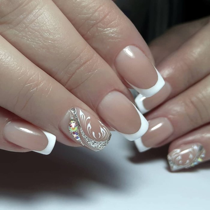 Маникюр френч белый