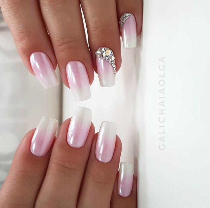 Маникюр градиент белый с втиркой