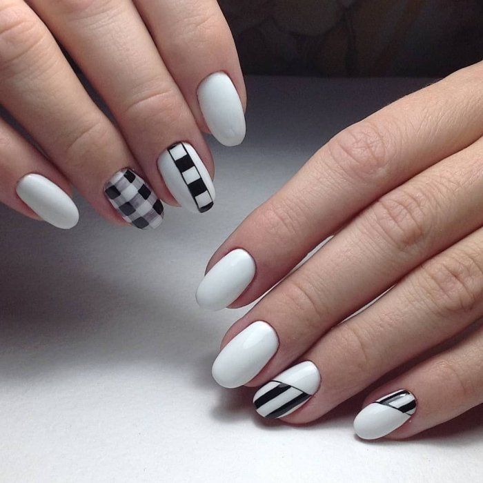 Стильный белый маникюр