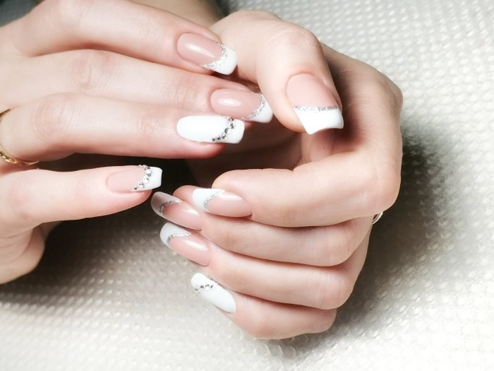 Классический французский маникюр
