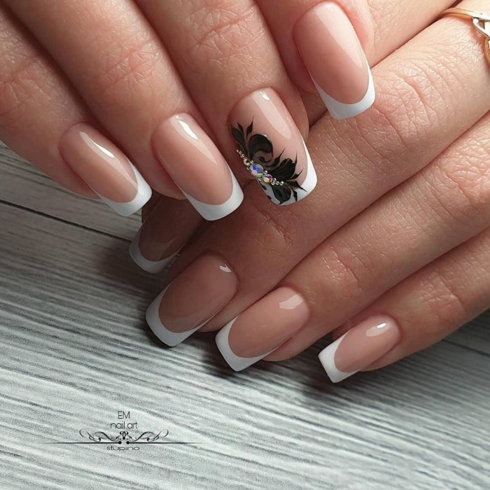 Белый френч на ногтях