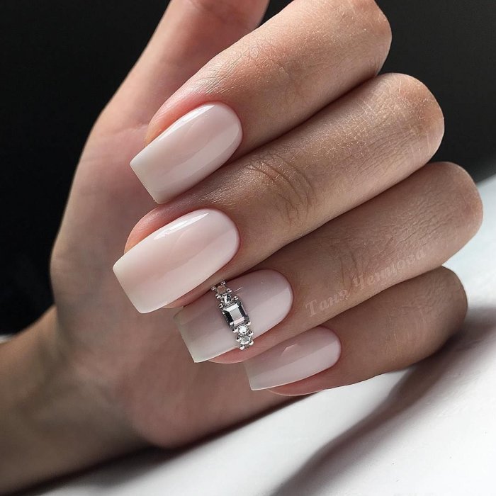 Французский маникюр в светлых тонах