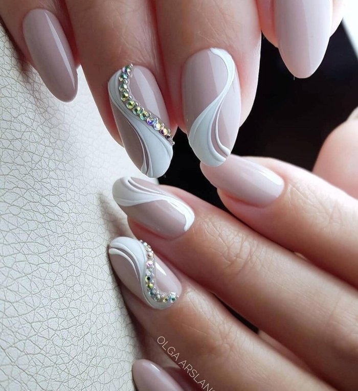 Маникюр френч 2022 на овальные ногти