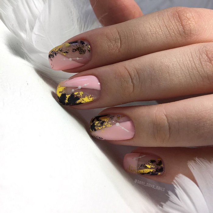 Осенний маникюр на короткие ногти с фольгой