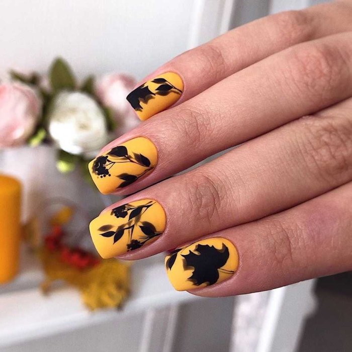 Жёлтый маникюр с листочками