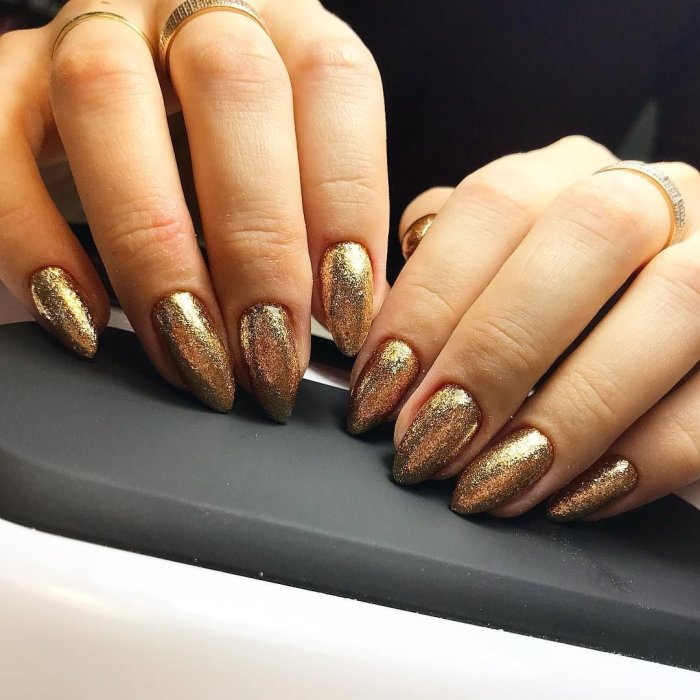 Осенний маникюр золотисто коричневый