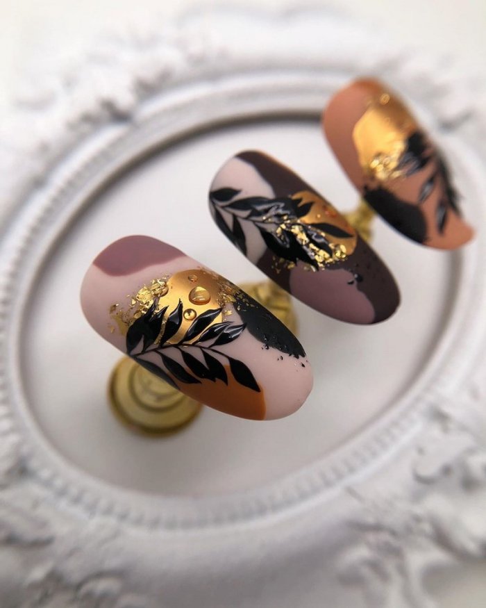 Маникюр коричневый с желтым