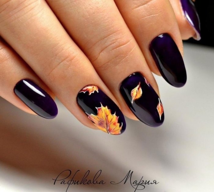 Осенний маникюр листья на темном
