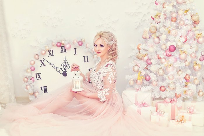 Девушка у елки