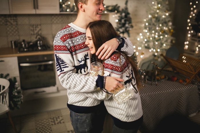 Новогодняя фотосессия мужчины и женщины в бежевых тонах