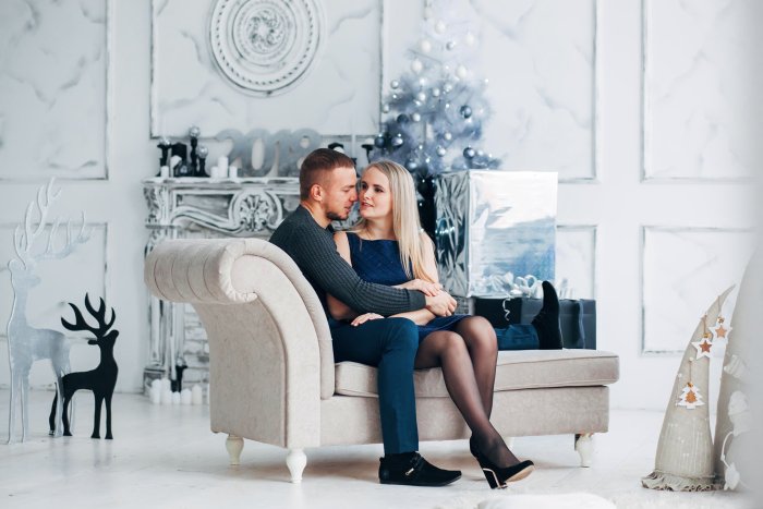 Новогодняя фотосессия пары в пижамах