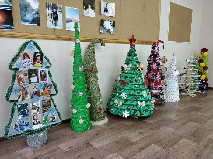 Елка из бросового материала