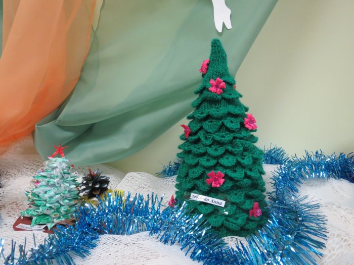 Елка из бросового материала