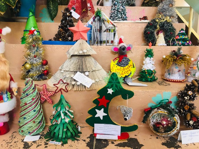 Новогодняя выставка ёлочек