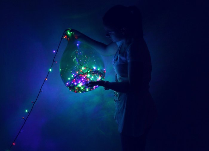 Девушка с гирляндой на улице