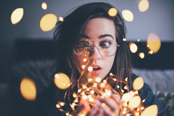 Мужчина с гирляндой