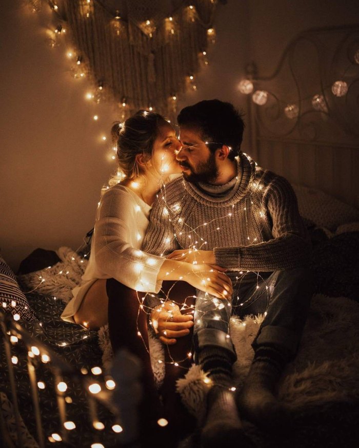 Пара в гирлянде