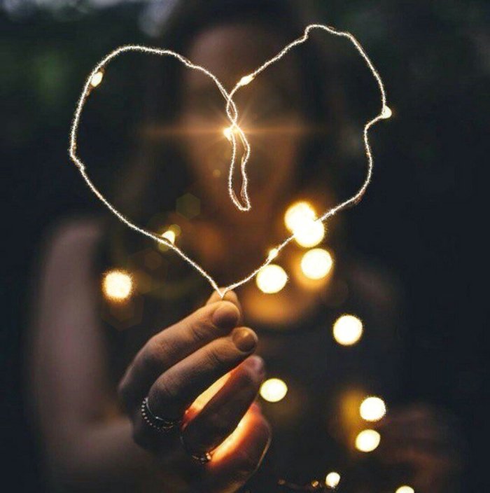 Девушка в гирлянде