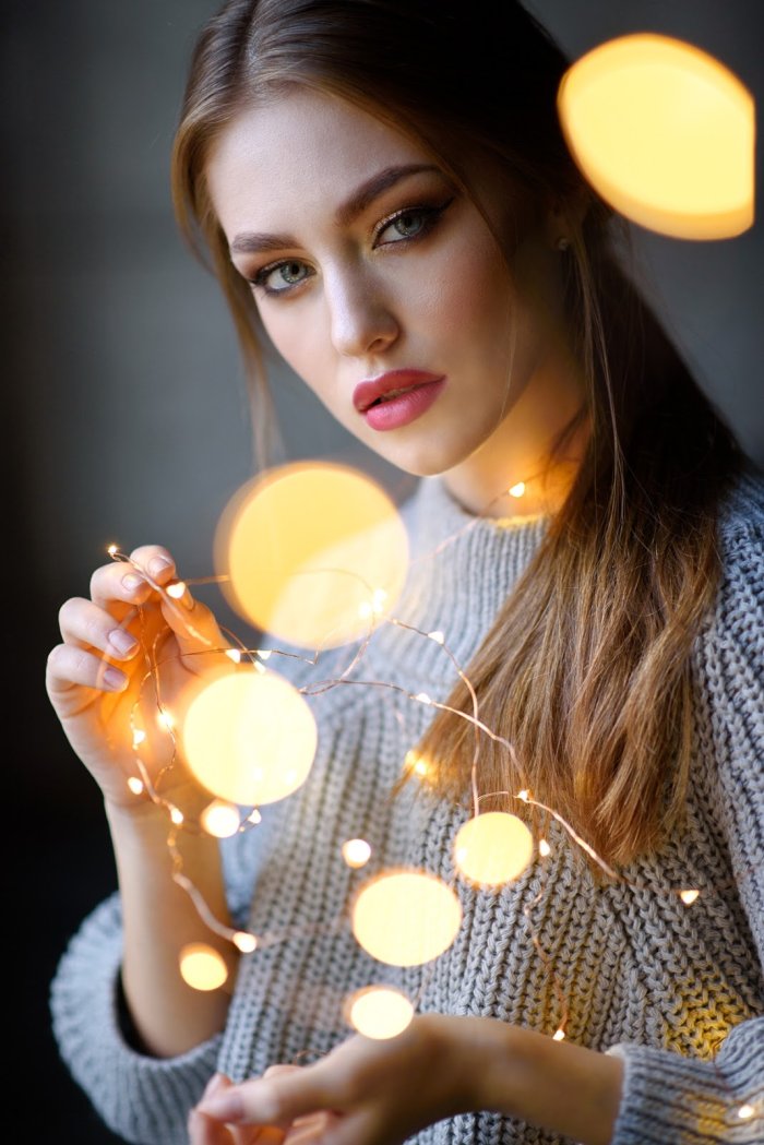 Девушка у новогодней елки