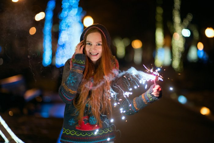 Девушка в гирлянде в темноте