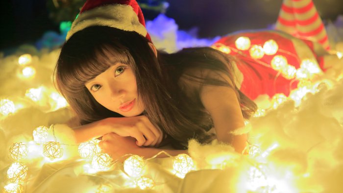 Девушка в гирлянде