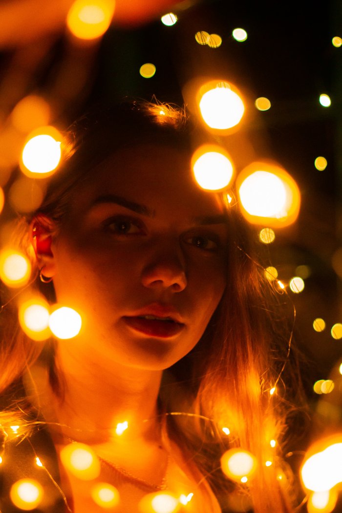 Девушка в гирлянде