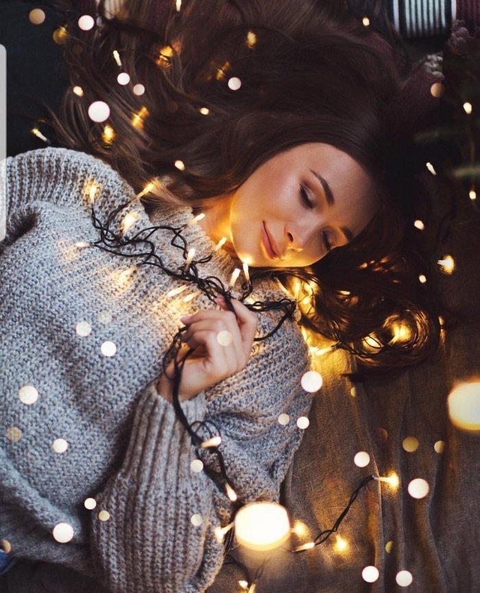 Девушка в гирлянде