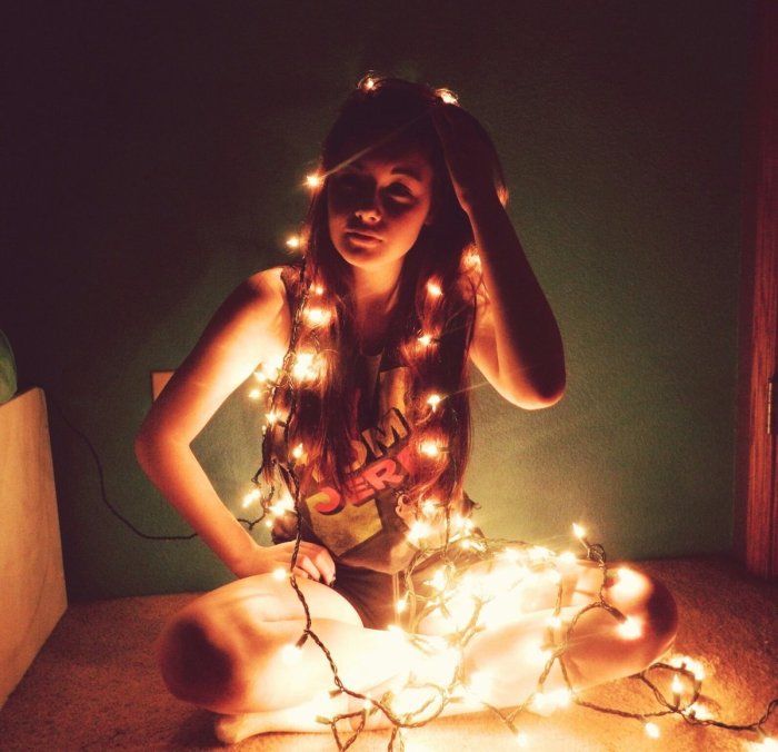 Девушка в гирлянде