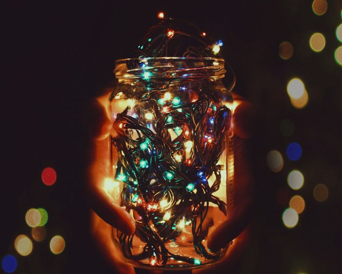 Фотосессия на подоконнике с гирляндой