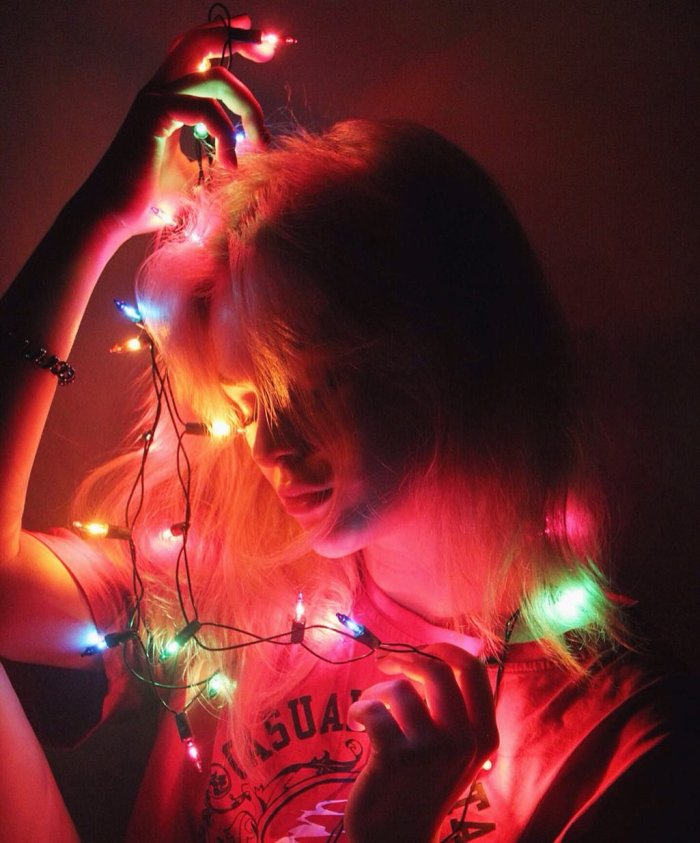 Девушка в гирлянде