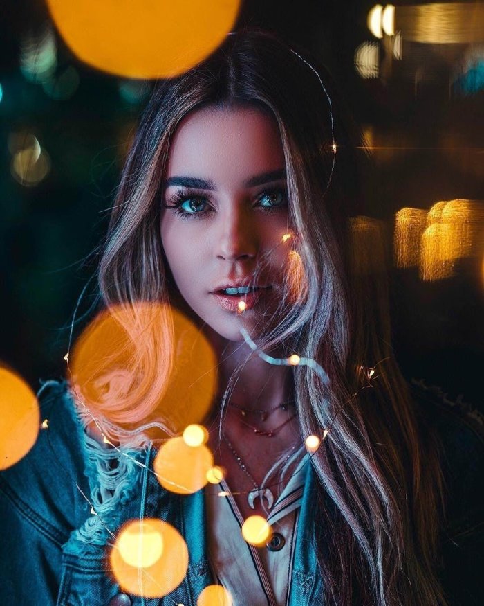 Девушка в гирлянде